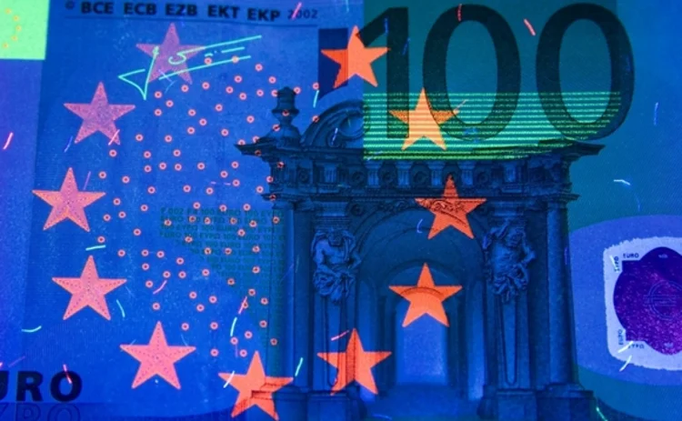euro in black light