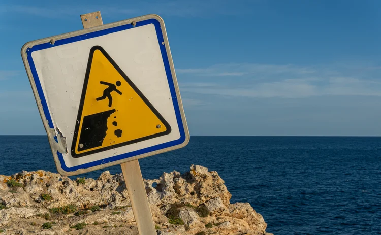 danger cliff sign 