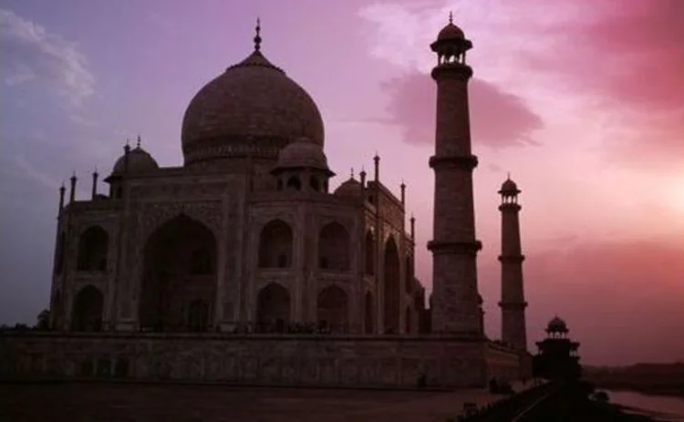 india-taj-mahal-against-pink-and-purple-sky-sunset
