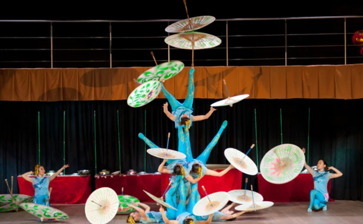 acrobats-balancing-coordination